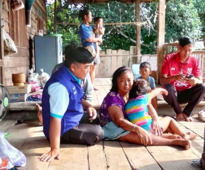 นาทีชีวิต!เพื่อนบ้านอุ้มหญิงพิการกับหลานสาว 4 ขวบหนีไฟนรก ไหม้บ้านสองชั้นวอด 4 แสน