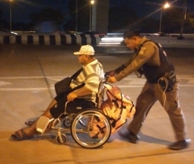 ตร.สภ.บางบัวทอง ปลื้ม ปชช.ชื่นชม ช่วยชายพิการเข็นวีลแชร์ขึ้นรถไฟฟ้า