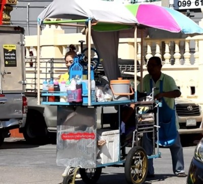 เปิดใจพ่อขายน้ำแข็งไสเลี้ยงลูกพิการ... ทุกวันนี้มีความสุขที่ได้อยู่กับลูก