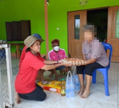 ผญบ.ฟิตจัด! เดินสายมอบถุงยังชีพผู้ป่วยพิการ บรรเทาความเดือดร้อน