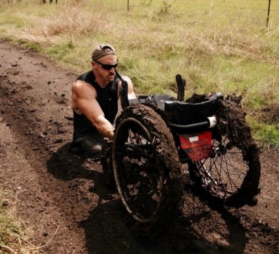 ขอคารวะ! อดีตนาวิกฯ พิการ 2 ขาแข่งจบ 177 กม. วีลแชร์ใช้ไม่ได้ ก็ใช้พลังแขน