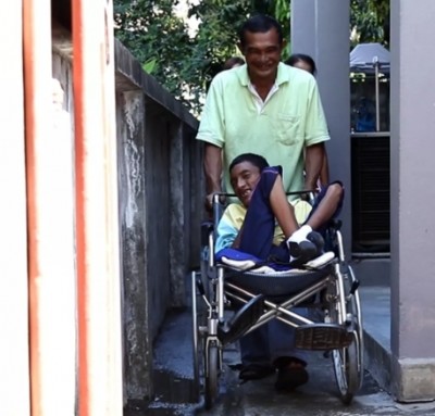 เปิดใจพ่อขายน้ำแข็งไสเลี้ยงลูกพิการ... ทุกวันนี้มีความสุขที่ได้อยู่กับลูก