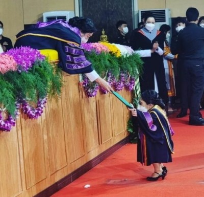 ชื่นชม ‘น้องหมิว’หัวใจนักสู้ แม้กายพิการไม่ท้อจนคว้าเกียรตินิยม!
