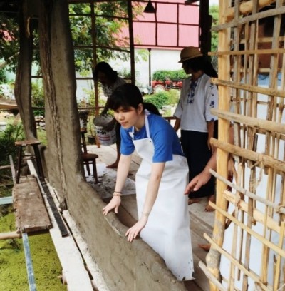 พลอย สโรชา สาวผู้พิการทางสายตา บัณฑิตเกียรตินิยม จุฬาฯ – เจ้าของหนังสือ จนกว่าเด็กปิดตาจะโต