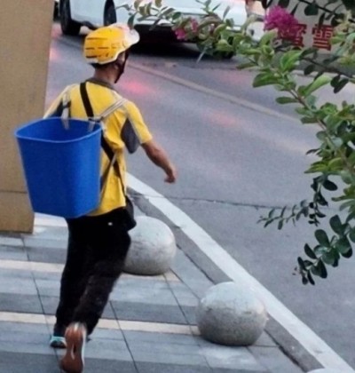 ชาวเน็ตแห่ให้กำลังใจหนุ่มพิการ "แบกถังเดินส่งอาหาร" สู้ชีวิตไม่ย่อท้อ