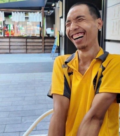 ชาวเน็ตแห่ให้กำลังใจหนุ่มพิการ "แบกถังเดินส่งอาหาร" สู้ชีวิตไม่ย่อท้อ