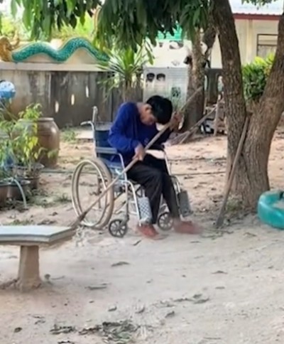ร่างกายหาใช่อุปสรรคไม่ น้องอ่างหนุ่มพิการ แต่ใจเขาแข็งแกร่งมาก