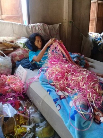 สุดจะกลั้นน้ำตา  หญิงพิการหัวใจแกร่ง ถูกสามีทิ้ง ฮึดสู้พับพวงมาลัย ริบบิ้นขาย เลี้ยงลูกสาว พิการตาบอดสองข้าง