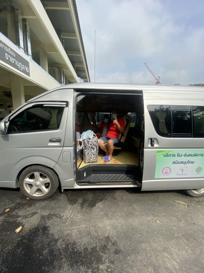 รถรับส่งคนพิการ ส่งต่อโรงพยาบาลสนาม