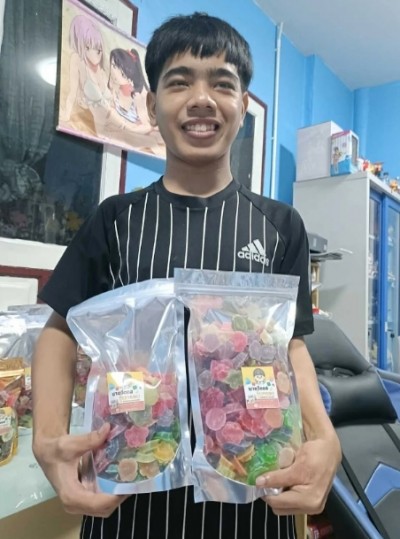 พิการ ผ่าตัด 8 ครั้ง แต่ใจกตัญญู ทำขนมไทยขาย ช่วยแม่ป่วยโรคหัวใจ