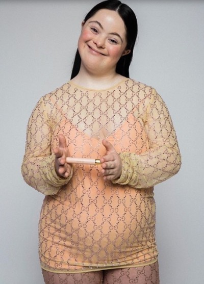 เฟียร์ซเว่อร์ ! Ellie Goldstein นางแบบดาวน์ซินโดรมคนแรกของ Gucci อินเนอร์มาเต็ม