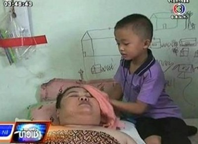 ด.ช.ภทรพล เฉิน อายุ 8 ปี กำลังดูแลแม่ที่พิการอย่างใกล้ชิด