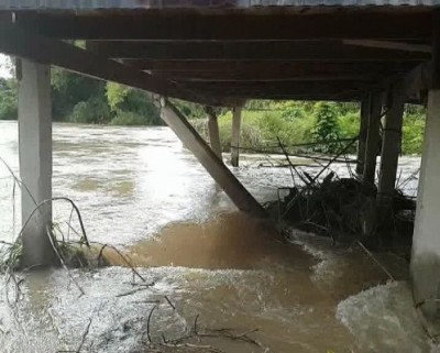 ระทึกลำน้ำแควตากแดดทะลัก พัดเสาบ้านขาดสะบั้น