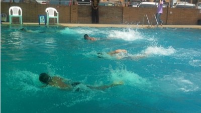 การแข่งขันว่ายน้ำการกุศล หาทุนทำ “โครงการสระว่ายน้ำเดินได้”