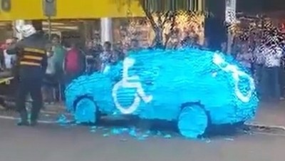 จอดรถในที่จอดรถคนพิการในเมืองหนึ่งของบราซิล ทำให้ผู้คนที่สัญจรไปมาเอากระดาษ"โพสต์-อิท"ไปแปะจนทั่วรถ