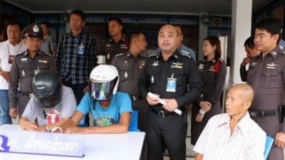 เจ้าหน้าที่ตำรวจจับกุมผู้ต้องหาจี้เงินคนพิการ