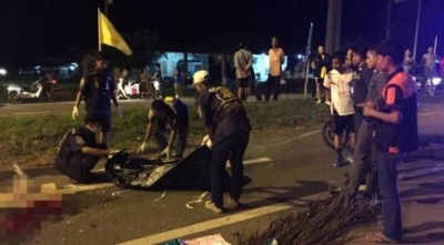 เจ้าหน้าที่หน่วยกู้ภัยเข้ากู้ศพที่เกิดเหตุ