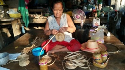 คุณยายชื่อ นางจี้ แซ่ตั้ง อายุ 66 ปี พิการตาบอด สานหมวกไม้ไผ่เลี้ยงชีพ