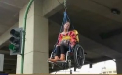 คนพิการนั่งรถเข็นแขวนตัวเองจากสะพานในโบลิเวีย เพื่อประท้วงเรียกร้องให้รัฐบาลเพิ่มเงินช่วยเหลือแก่คนพิการ