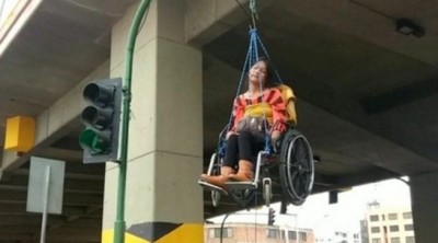 คนพิการโบลิเวียประท้วง แขวนตัวเองพร้อมวีลแชร์ลงจากสะพาน