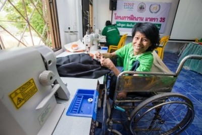 คนพิการนั่งรถเข็น เข้าร่วมอบรมในโครงการฝึกงาน มาตรา35 โดย“เทสโก้ โลตัส ได้ร่วมกับสมาคมคนพิการภาคตะวันออก จัดหลักสูตรตัดเย็บเสื้อผ้าสำหรับคนพิการ