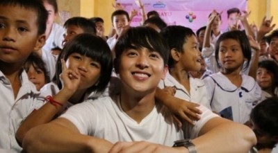 ซุปตาร์คนดังชาวไทย "เจมส์" จิรายุ ตั้งศรีสุข เยี่ยมเยียนน้องๆ ผู้ด้อยโอกาสพิการทางสายตา และ หูหนวก ที่โรงเรียน กรัวซาทะเมย
