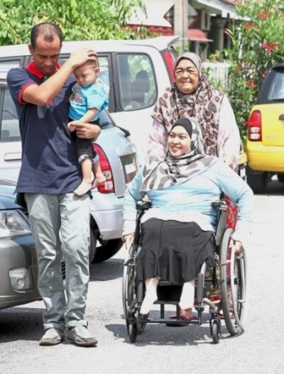 She met her husband at a supermarket. She runs a home-based business selling Ice Cream Malaysia with his help. Read more at http://www.thestar.com.my/metro/community/2017/05/13/more-than-able-to-be-a-mum-starmetro-talks-to-three-disabled-women-who-ar