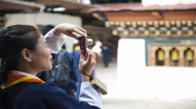 นักเรียนพิการหูหนวก ชาวภูฏาน ฝึกการถ่ายภาพ