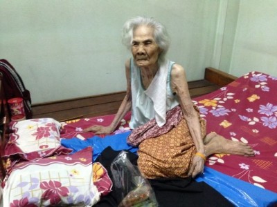คุณยายมวน วัย 102 ปี มีชีวิตที่ดีขึ้น ได้รับรถวีลแชร์จากสนง.สลาก-จส.100