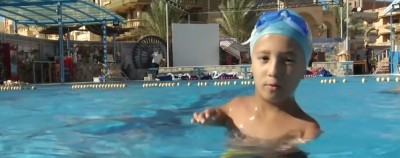 เด็กชาย 8 ขวบชาวอียิปต์ ฝึกเป็นนักว่ายน้ำท้าทายความพิการ