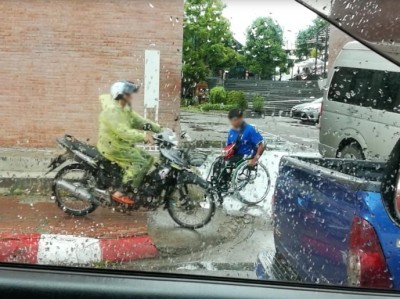 ภาพสะท้อนจิตสำนึก.. คนพิการนั่งวีลแชร์ตากฝน รอ จยย. มักง่าย ขี่รถบนทางเท้า