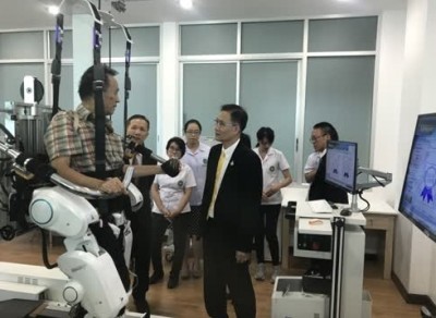 กระทรวงสาธารณสุข เปิดตัวเทคโนโลยีหุ่นยนต์ฝึกเดินช่วยผู้ป่วยอัมพาต เครื่องแรกในภาคเหนือ ที่จังหวัดเชียงใหม่