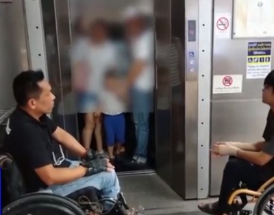 เห็นแล้วจุกอก! คนปกติแย่งคนพิการใช้ลิฟต์ที่สถานีรถไฟฟ้า