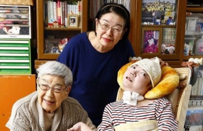 เปลี่ยนตัวเองได้ ชีวิตก็เปลี่ยน” ผู้หญิงญี่ปุ่นที่ต้องดูแลลูกสมองพิการกับแม่สมองเสื่อมพร้อมกัน
