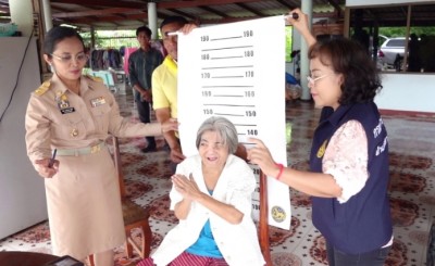 นายอำเภอ ทำบัตรประชาชนครั้งแรกให้หญิงพิการ เข้าถึงสวัสดิการรัฐ