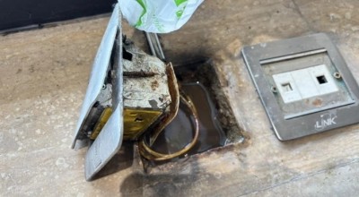 สภา 2 หมื่นล้านสุดเละเทะ พื้นไม้ตะเคียงทองปลอมผุ เพดานรั่ว น้ำขังปลั๊กไฟ เขื่อนกั้นน้ำขวางทางรถเข็นคนพิการ